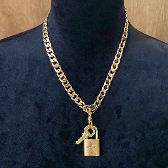 LV Lock and key. 323 authentic - Picture 1 of 3